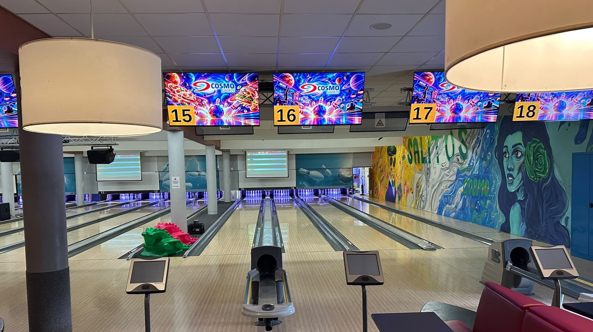 Lanes at Cosmo Sports in Düsseldorf